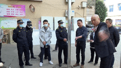 小区保安亭修缮引风波 物业施工堵路，业主回家难