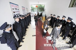 老物管未退新物管已来，小区两群保安站岗困局